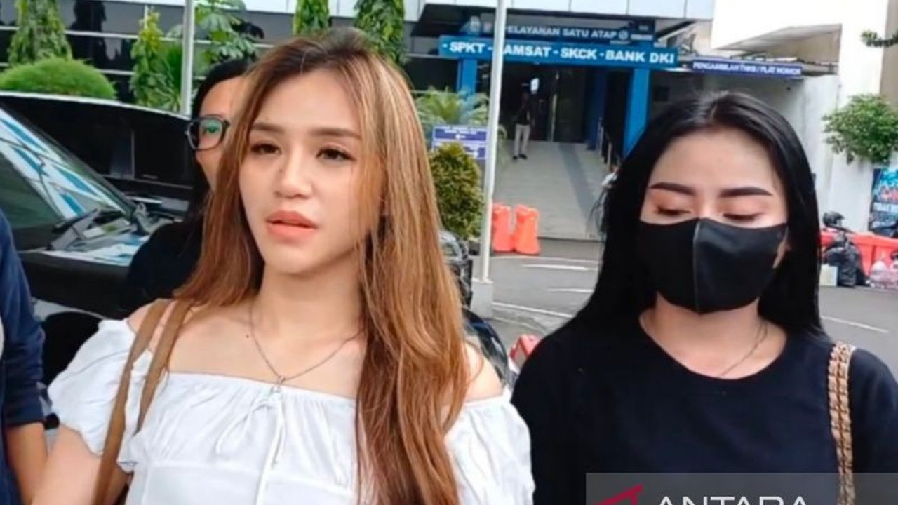 Tujuh wanita melaporkan kasus penipuan arisan senilai Rp1,8 miliar yang dilakukan oleh seorang wanita berinisial RAW di Polda Metro Jaya; kerugian diperkirakan mencapai Rp30 miliar.