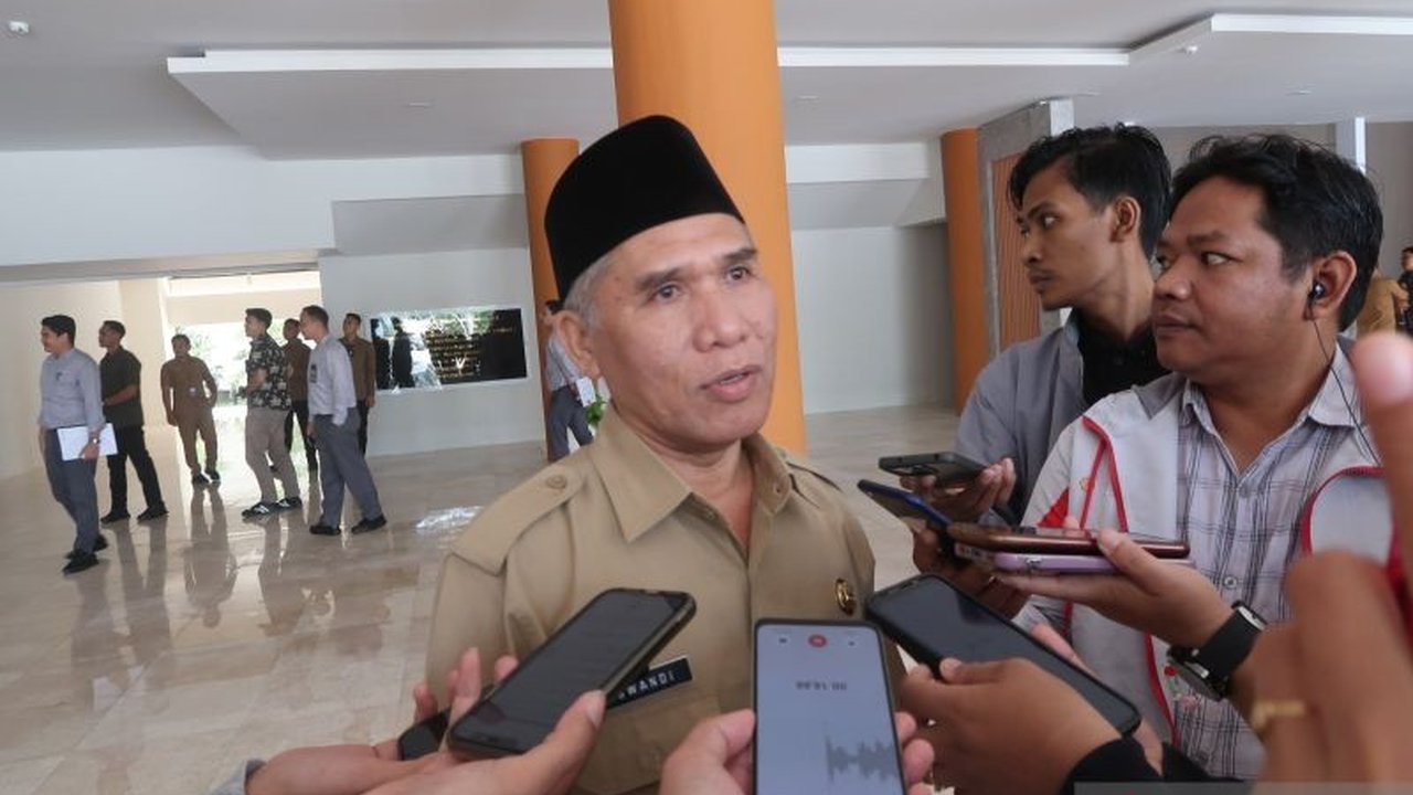 Pemerintah NTB berupaya menurunkan angka kemiskinan hingga di bawah 1 digit melalui diversifikasi ekonomi untuk meningkatkan pendapatan masyarakat dan mengurangi ketergantungan pada sektor pertambangan.