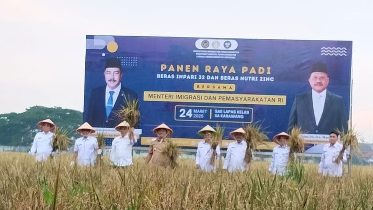 Sekjen Kemenkumham dan Dirjenpas panen raya di Lapas Karawang, hasilkan 8 ton beras dan berbagai produk pertanian lainnya, wujudkan ketahanan pangan dan bekal bagi warga binaan.