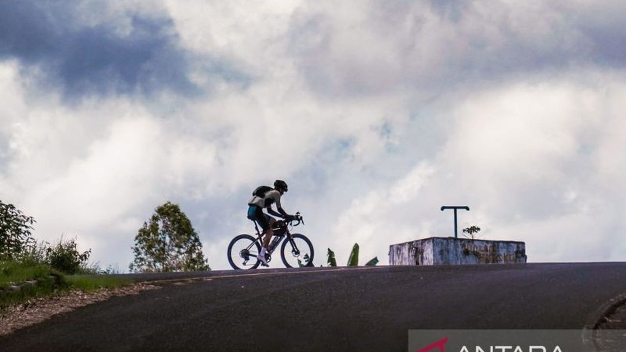 Ajang sepeda ultra Lintang Flores 2025 kembali digelar, menantang pesepeda internasional menaklukkan rute 1.000 km di Flores dengan elevasi 19.000 meter.