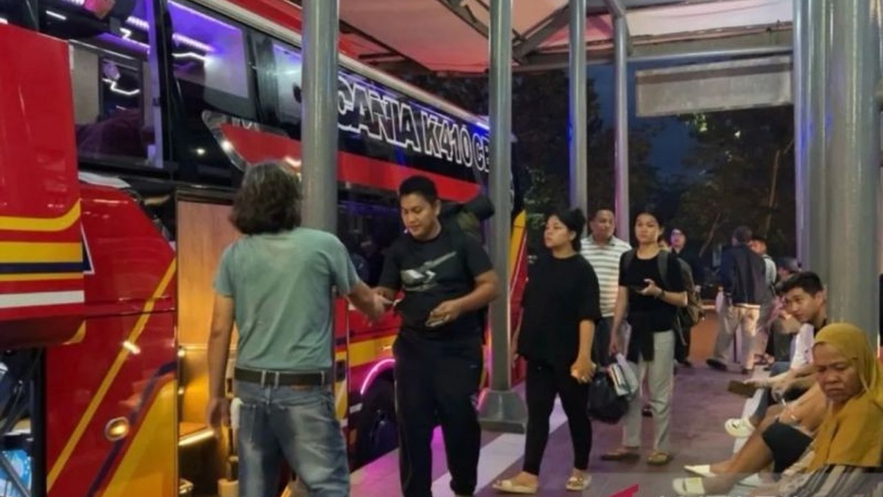 Lonjakan pemudik menuju Pulau Jawa dan Sumatera Utara memadati Terminal AKAP Payung Sekaki Pekanbaru menjelang Lebaran Idul Fitri, dengan peningkatan sekitar 5 persen dibandingkan tahun lalu, meskipun harga tiket mengalami kenaikan.