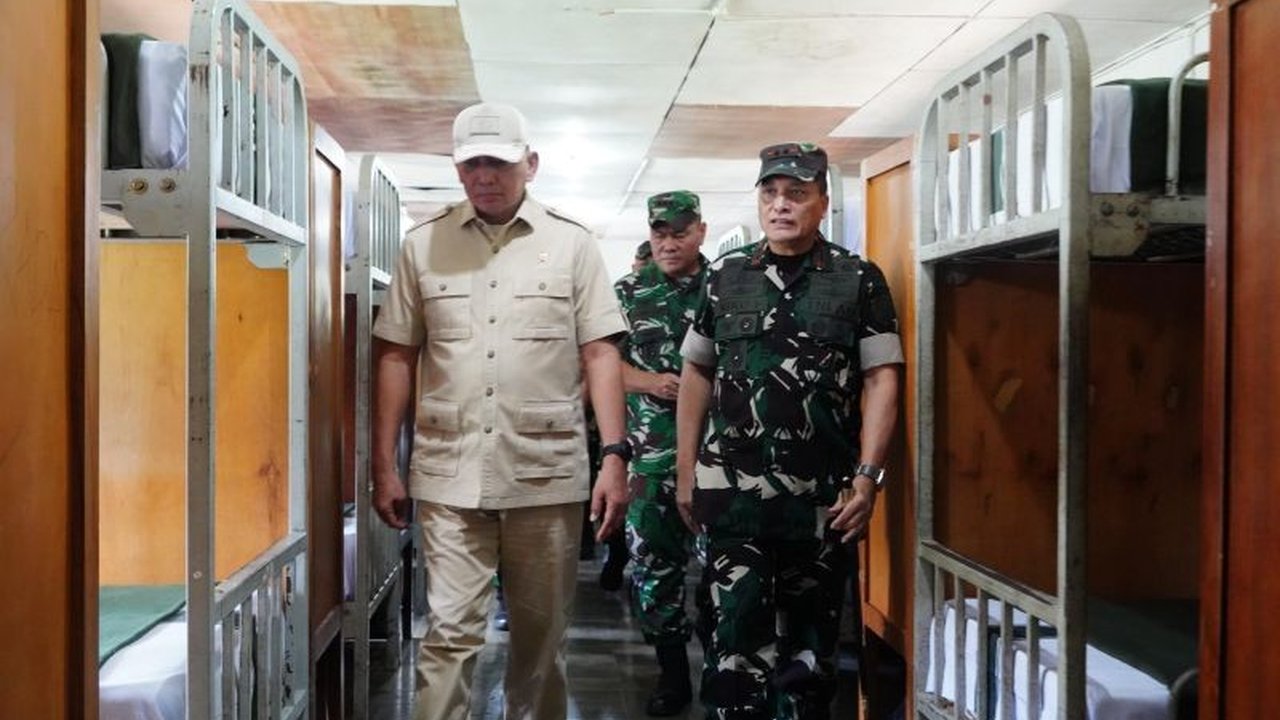 Menteri Pertahanan RI meninjau fasilitas pendidikan dan pelatihan di Rindam Iskandar Muda, Aceh, guna meningkatkan kualitas prajurit TNI AD dalam menghadapi tantangan pertahanan modern.