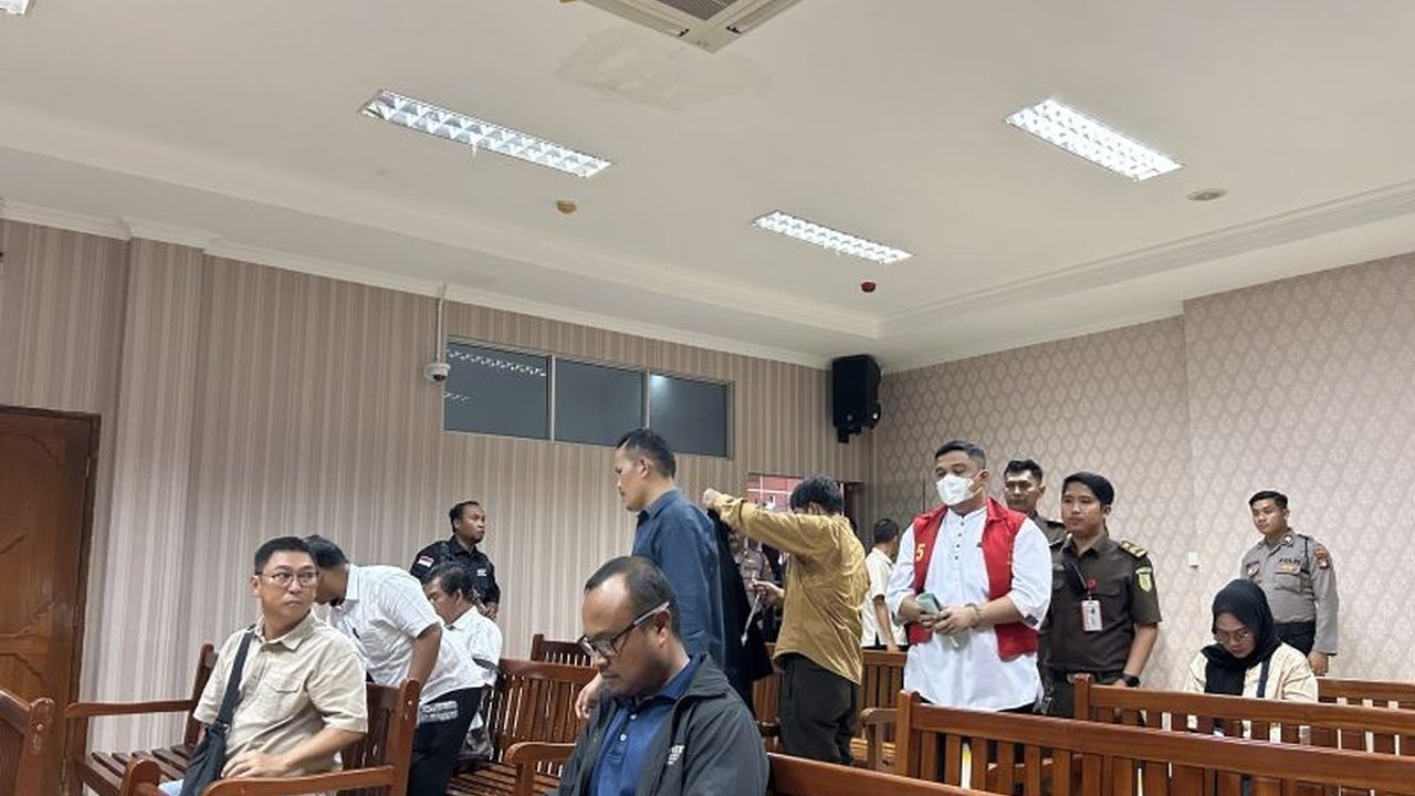 Pengadilan Negeri Batam memperpanjang masa penahanan Kompol Satria Nanda dan sembilan anggotanya terkait kasus dugaan penyisihan barang bukti narkoba, sementara persidangan masih berlangsung.
