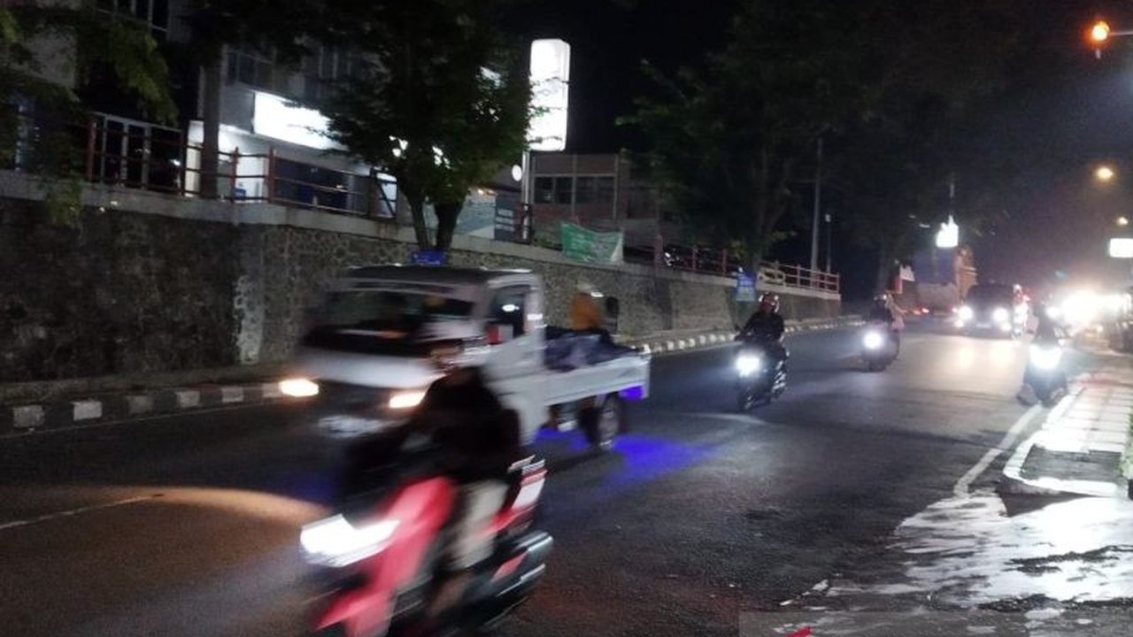 H-7 Lebaran 2025, jalur utama Cianjur dipadati pemudik sepeda motor yang memanfaatkan waktu malam hari untuk menghindari kemacetan, terutama yang menuju daerah Jawa Barat.