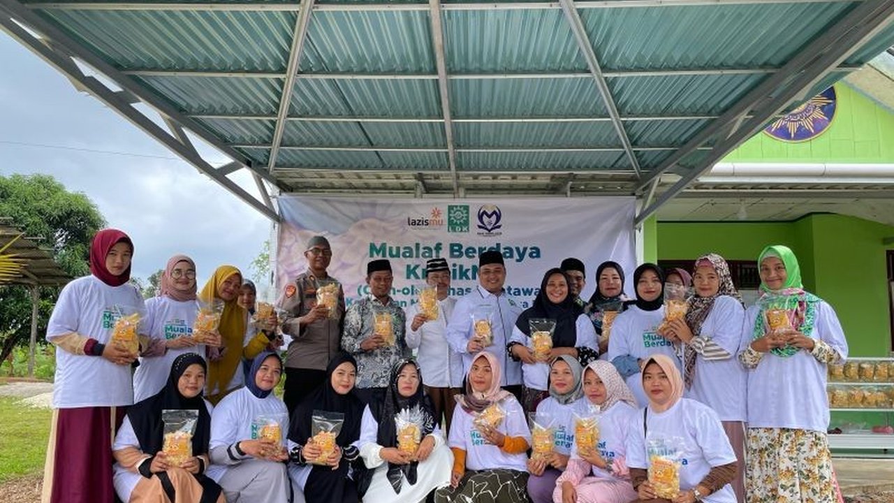 LDK PP Muhammadiyah sukses memberdayakan ekonomi mualaf di Kepulauan Mentawai melalui program Mualaf Berdaya dengan memproduksi KripikMu dan olahan ikan asin, meningkatkan kesejahteraan dan kebersamaan.