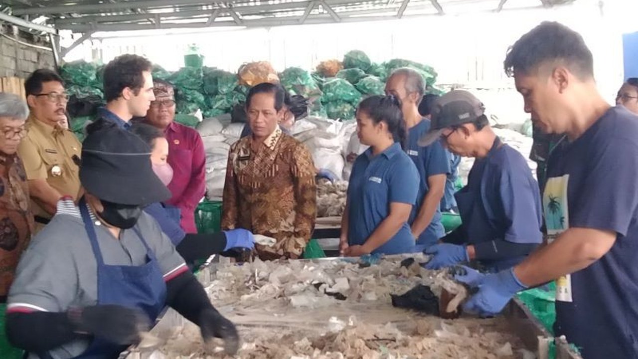 Kementerian Lingkungan Hidup dan Kehutanan (KLHK) berencana menuntut produsen barang yang gagal mencegah polusi lingkungan akibat sampah plastik yang mereka hasilkan.