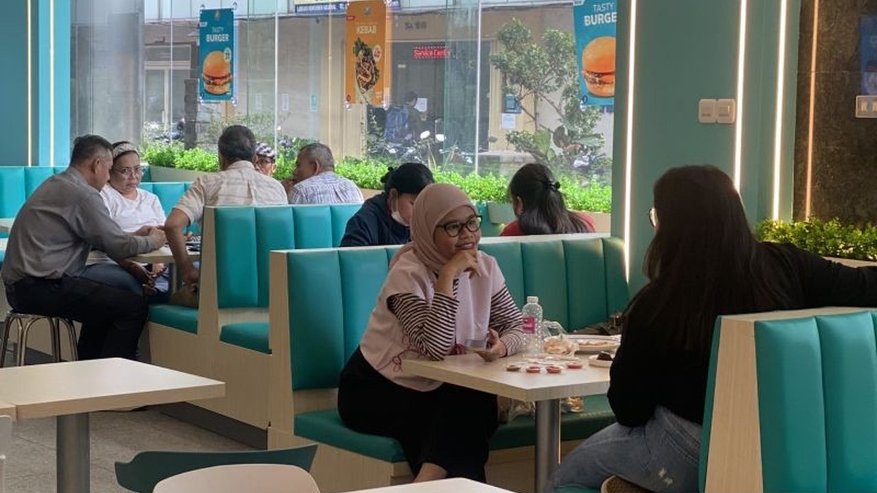 Mecca Fried Chicken hadir dengan ayam goreng halal dan tayib, serta donasi untuk Palestina, menggabungkan bisnis dan kepedulian sosial.