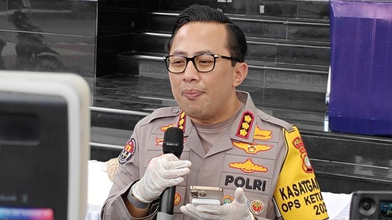 Wanita berinisial HA di Jakarta Timur kehilangan Rp430 juta setelah ditipu oleh seseorang yang mengaku polisi dan melibatkannya dalam kasus pencucian uang serta perdagangan narkoba internasional.