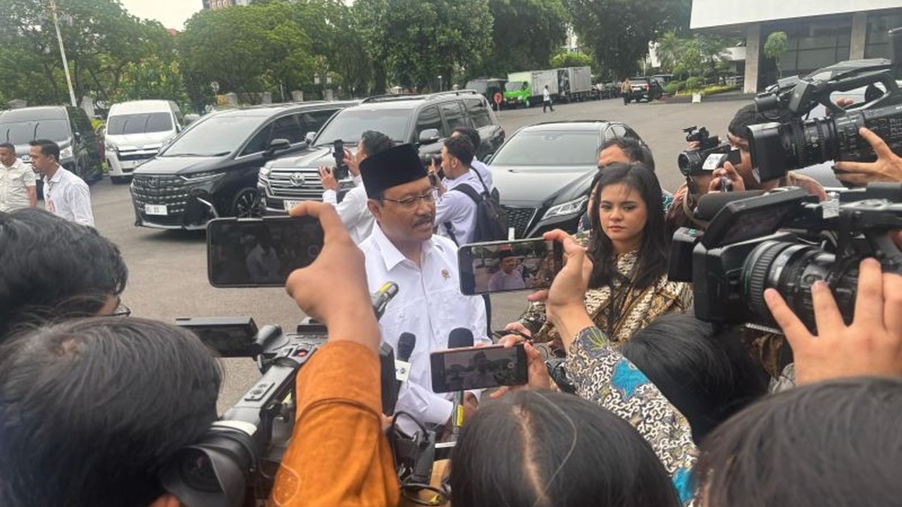 Menteri Sosial (Mensos) Saifullah Yusuf mengumumkan 53 Sekolah Rakyat siap diresmikan tahun ajaran 2025, didukung penuh oleh APBN dan kerjasama antar kementerian.
