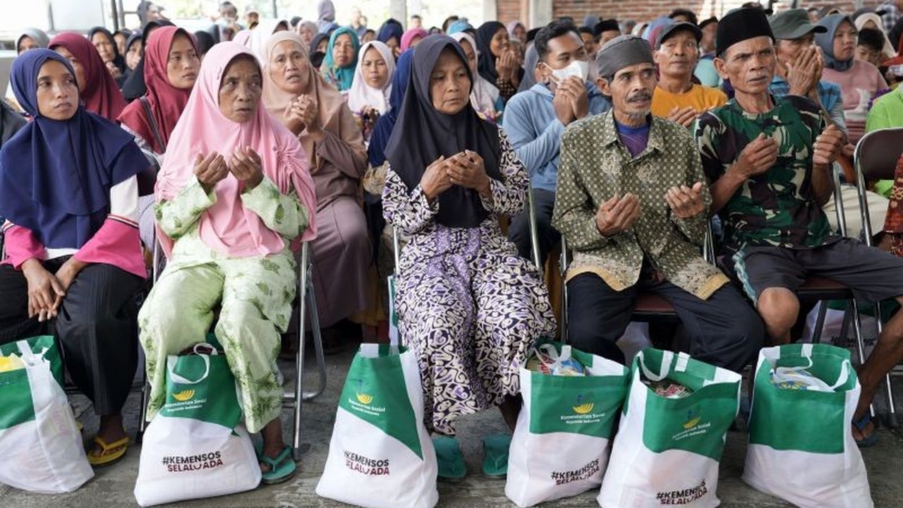 Wakil Menteri Sosial Agus Jabo Priyono menutup Safari Ramadhan Kemensos di Magelang, Jawa Tengah, dengan fokus pada pemberdayaan masyarakat dan graduasi penerima bantuan sosial.