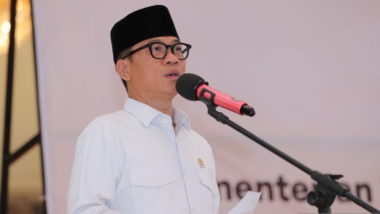 Kementerian Desa dan Kementerian Agama berkolaborasi meluncurkan program 'Satu Desa Satu Majelis Taklim' untuk meningkatkan keagamaan dan moral masyarakat desa, dimulai dari Desa Lambangsari, Bekasi.