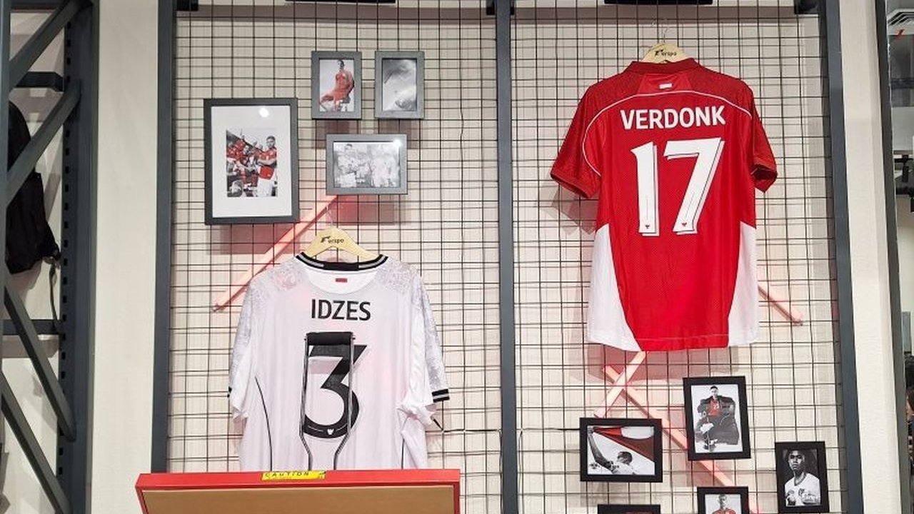 Jersey Timnas Indonesia dengan nama Jay Idzes dan Calvin Verdonk menjadi yang terlaris, menunjukkan popularitas tinggi kedua pemain tersebut di tengah persiapan menuju Piala Dunia 2026.