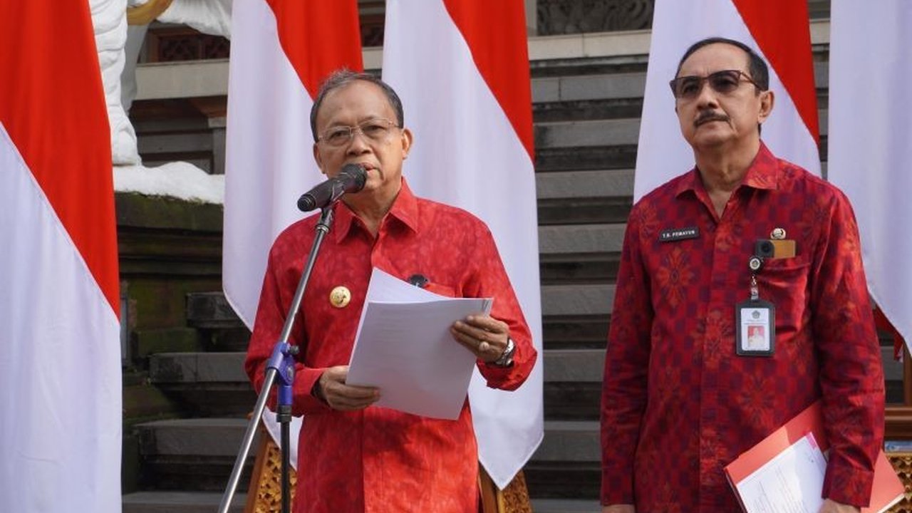 Bali memperketat aturan bagi wisatawan asing dengan aturan baru berupa kewajiban, larangan, dan denda Rp150 ribu bagi yang melanggar aturan, mulai dari menghormati budaya hingga tertib berlalu lintas.