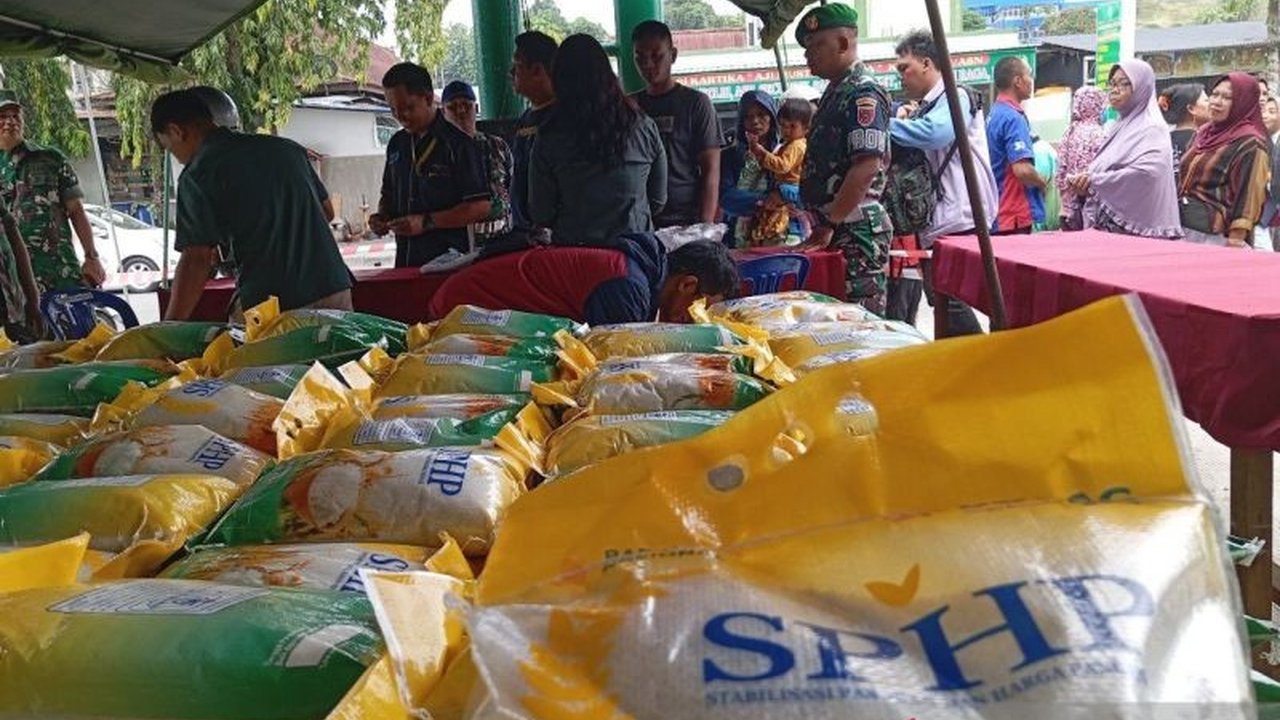 Bulog Cabang Samarinda berhasil menjual 822.395 kg beras SPHP hingga Maret 2024, melalui berbagai strategi distribusi untuk menjaga stabilitas harga pangan di Kalimantan Timur.
