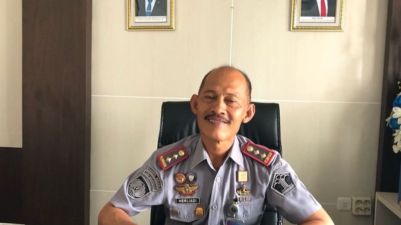 Lembaga Pemasyarakatan (Lapas) Kelas IIA Ambon memperpanjang waktu kunjungan hingga lima jam pada Idul Fitri 1446 H/2025 M, memungkinkan warga binaan bertemu keluarga lebih lama.