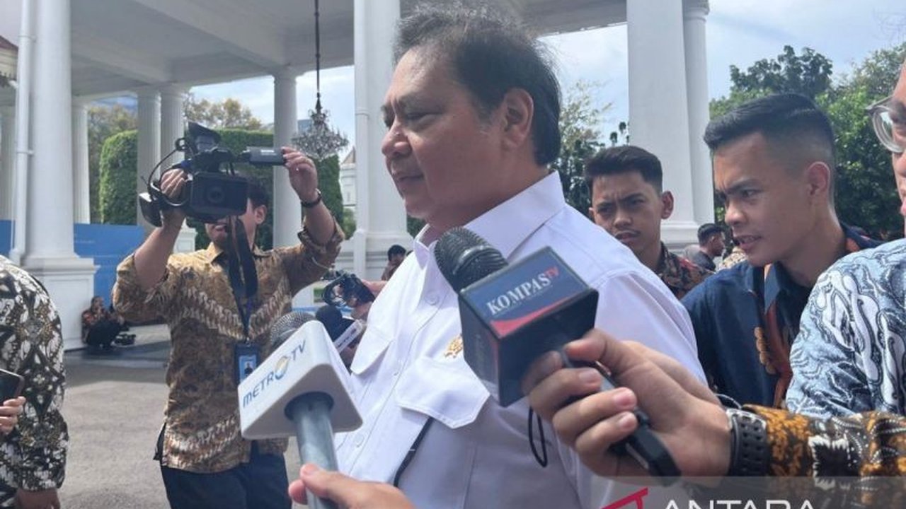 Presiden Prabowo Subianto mengadakan rapat terbatas dengan menteri dan direktur utama Himbara di Istana Kepresidenan Jakarta untuk membahas strategi keuangan inklusif.