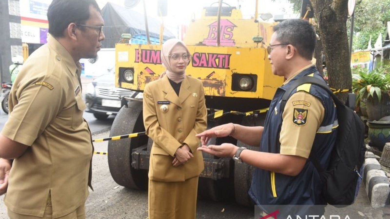 Pemerintah Kota Kediri gencar memperbaiki jalan di 20 titik untuk memastikan kelancaran arus mudik Lebaran 2025, dengan fokus pada penambalan lubang dan peningkatan kenyamanan pengguna jalan.