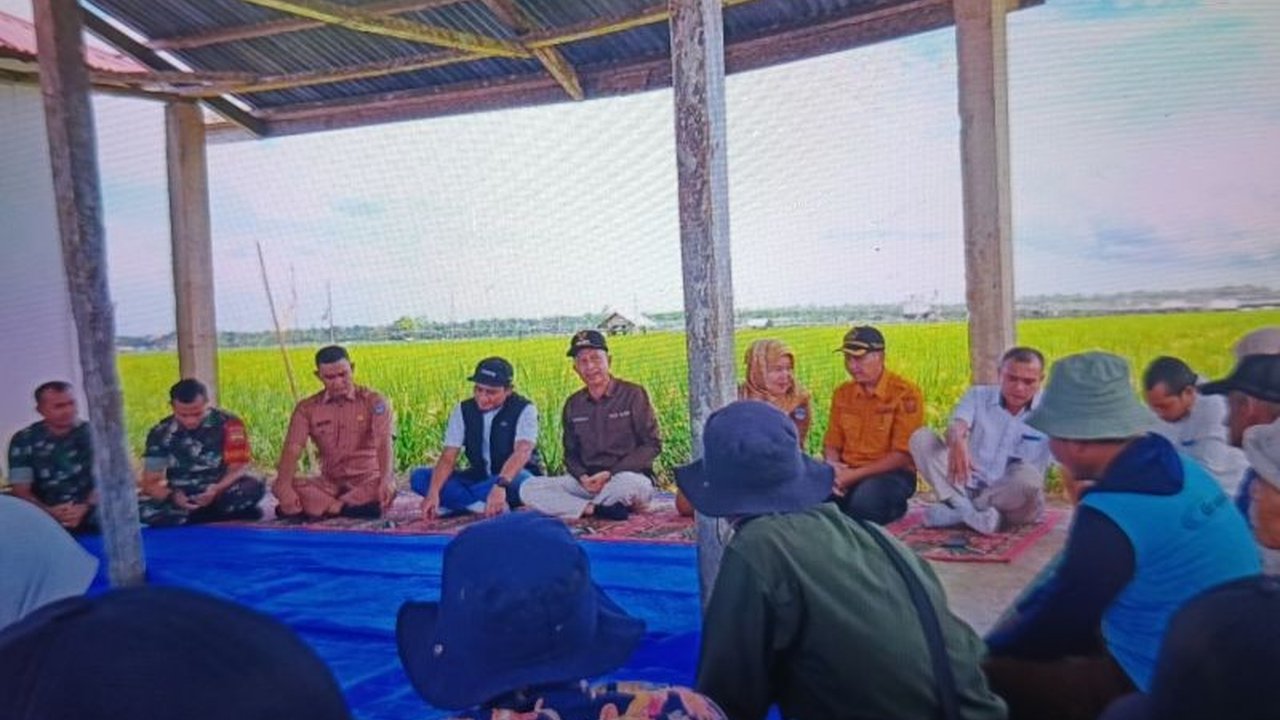 Pemerintah Kabupaten Pasaman Barat berkolaborasi dengan Bulog Sumbar untuk menyerap hasil panen gabah petani di Nagari Bunuik, demi meningkatkan kesejahteraan petani dan ketahanan pangan nasional.