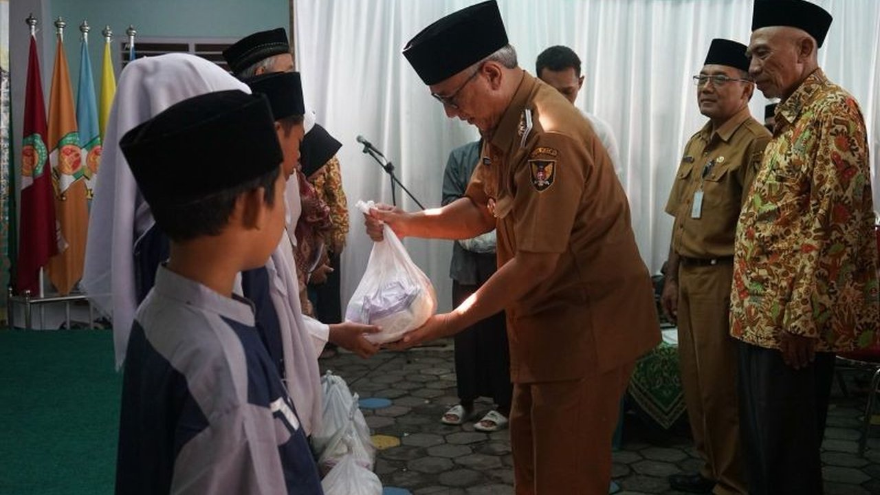 Pemkot Kediri Berbagi Sedekah Lebaran: 423 Yatim Piatu dan Lansia Tersenyum Semringah