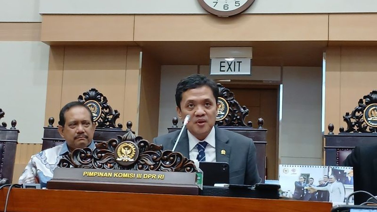 Komisi III DPR RI mengesahkan perlindungan hukum bagi advokat, sehingga mereka tidak dapat dituntut pidana atau perdata jika menjalankan tugas pembelaan klien dengan itikad baik.  Perubahan ini merupakan bagian dari revisi RUU KUHAP.