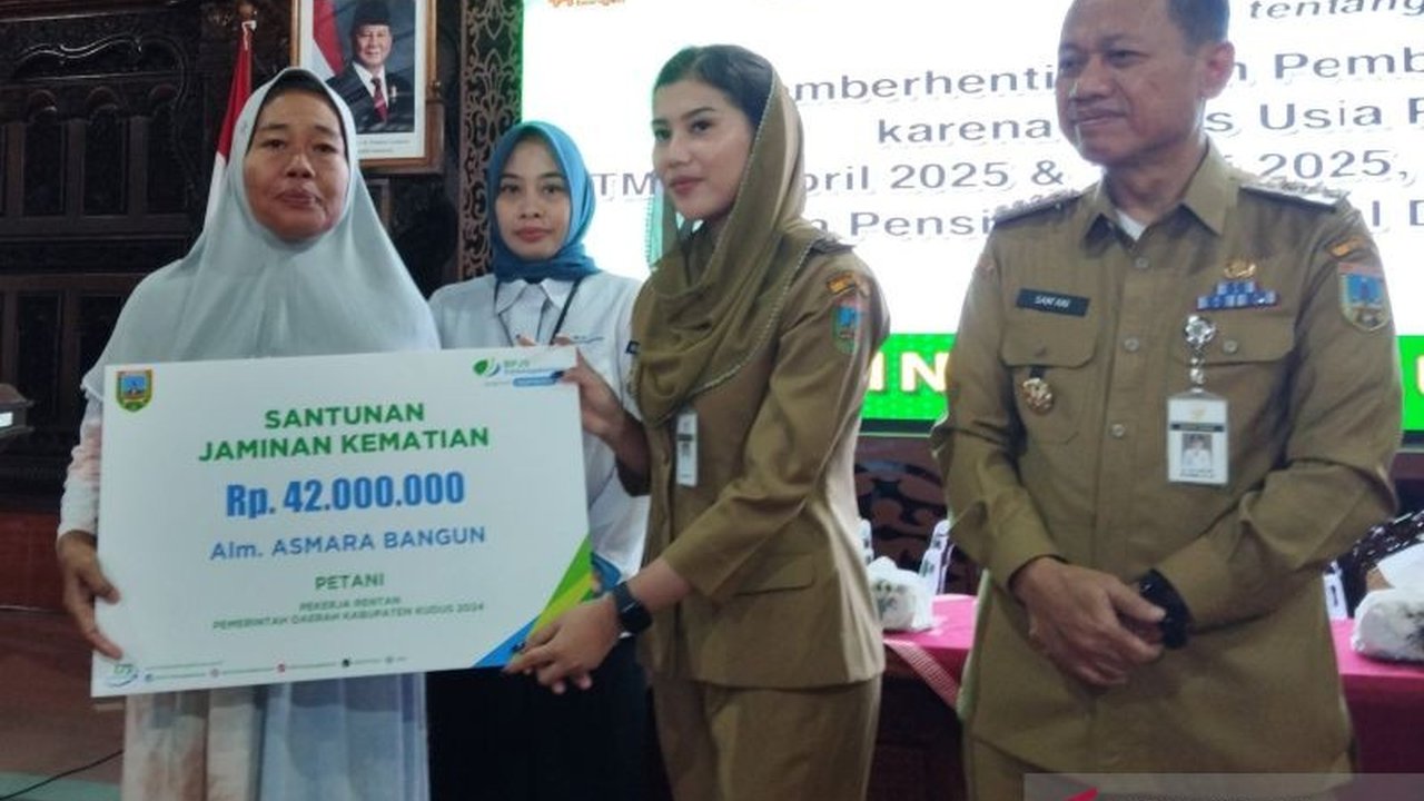 Pemerintah Kabupaten Kudus menyerahkan santunan kematian senilai Rp42 juta kepada empat ahli waris pekerja rentan yang meninggal dunia, sebagai bentuk kepedulian dan dukungan terhadap program jaminan sosial ketenagakerjaan.