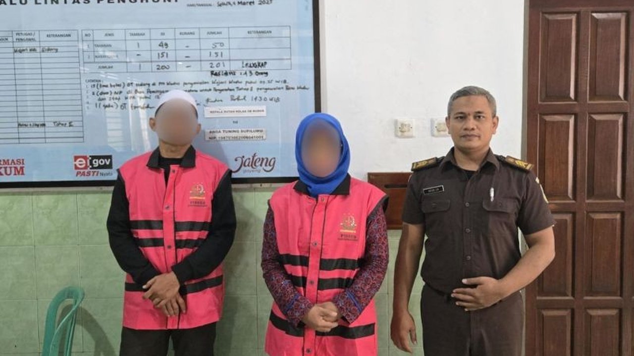 Pemerintah Kabupaten Kudus memberhentikan sementara seorang ASN yang menjadi tersangka kasus korupsi pembangunan SIHT senilai Rp9,16 miliar, dengan tetap mendapatkan gaji 50 persen selama masa penonaktifan.