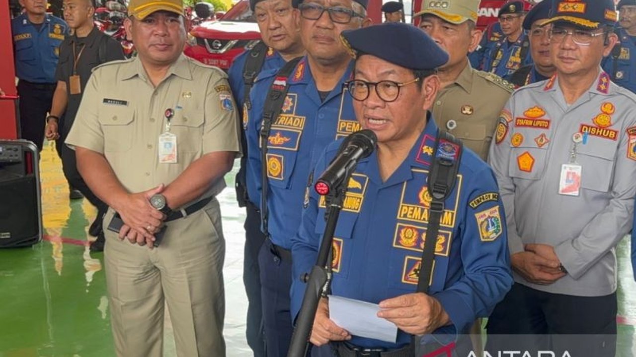 Petugas Dinas Gulkarmat DKI Jakarta tetap siaga selama libur Lebaran 2025 untuk memastikan keamanan dan kenyamanan warga Jakarta, sementara masyarakat diimbau untuk melakukan sejumlah langkah pencegahan kebakaran.