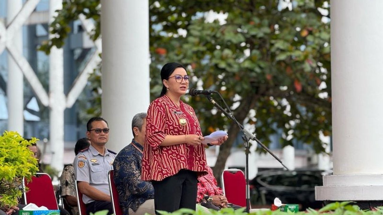 Bupati Landak, Karolin Margret Natasa, mengimbau masyarakat untuk waspada terhadap investasi bodong yang menjanjikan keuntungan tidak masuk akal dan menekankan pentingnya pengecekan legalitas investasi melalui OJK.