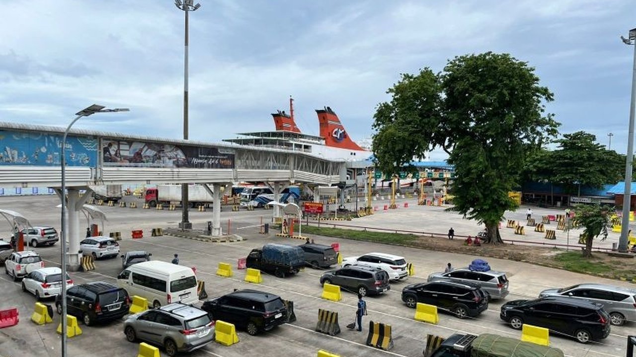 Pelabuhan Bakauheni, Lampung, mengalami peningkatan arus mudik pada H-7 Lebaran 2025 dengan jumlah penumpang dan kendaraan yang signifikan dibandingkan hari sebelumnya.