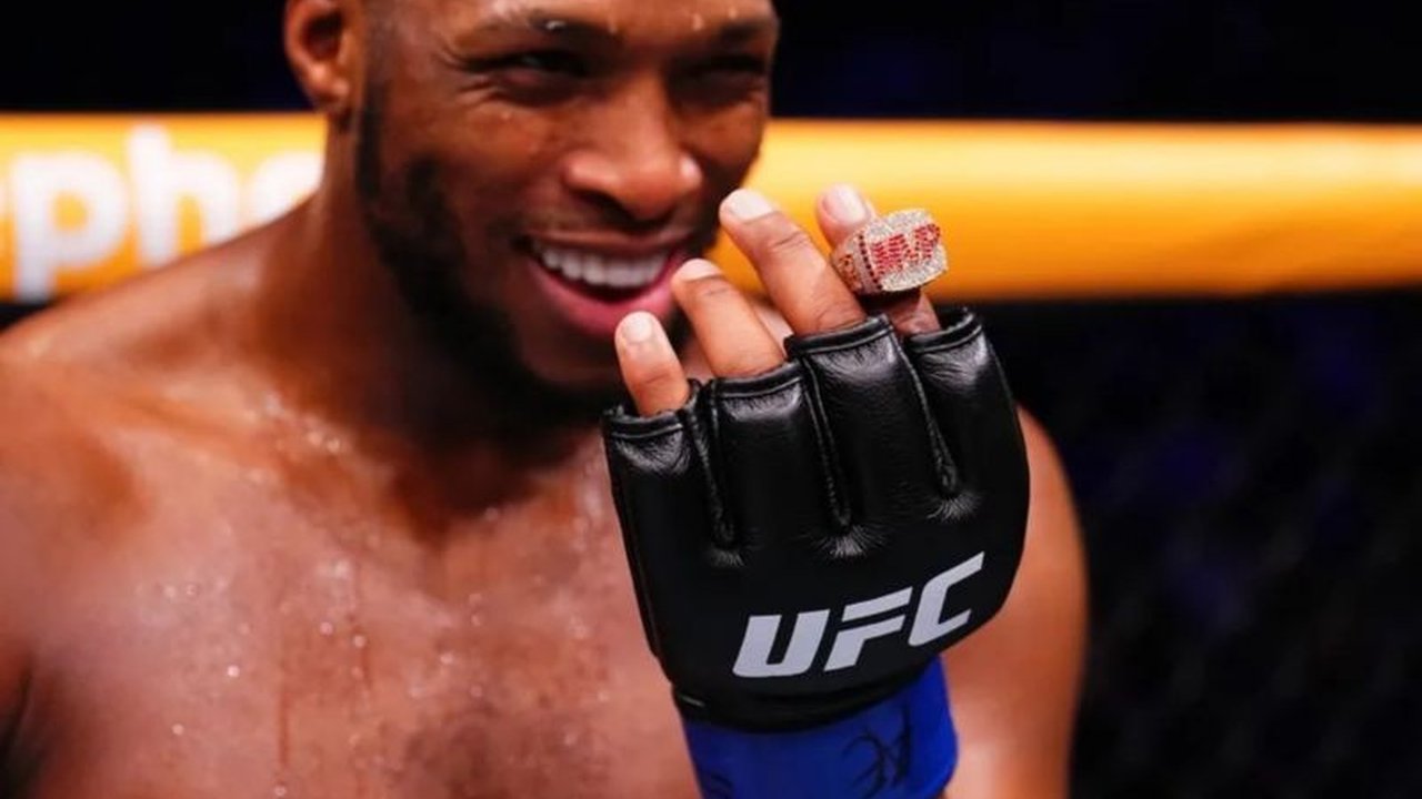 Setelah debut sukses di kelas menengah, Michael Page, petarung UFC, kini mengincar duel melawan Kamaru Usman dan Colby Covington di kelas welter,  menjanjikan laga spektakuler bagi penggemar.