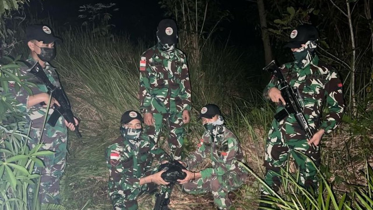 Satgas Pamtas Yonkav 12/BC menggagalkan penyelundupan 1 kg sabu di perbatasan RI-Malaysia berkat informasi masyarakat dan patroli rutin.