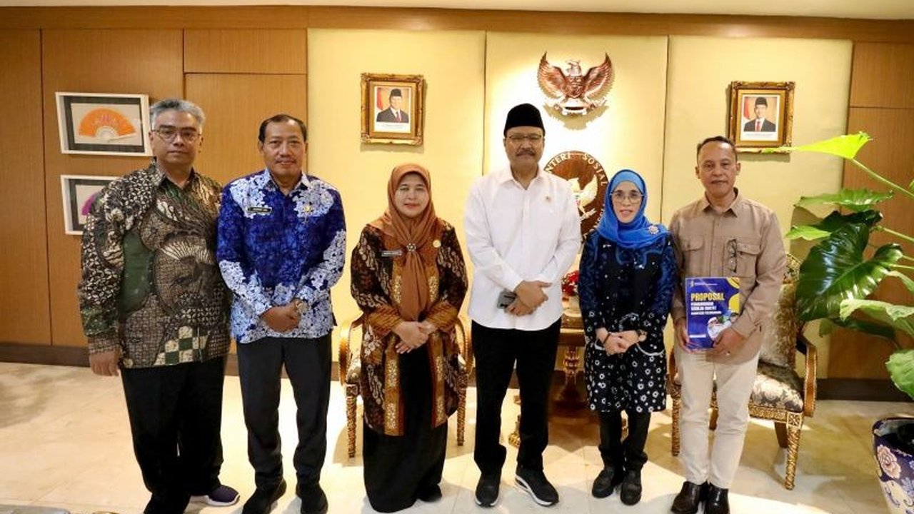 Menteri Sosial mendorong pembangunan Sekolah Rakyat di Jember, Jawa Timur, untuk mengatasi angka kemiskinan dan mendukung program Indonesia Emas 2045.