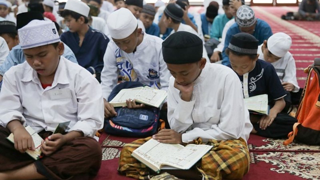 Pemkot Jakarta Selatan mengimbau orangtua untuk membimbing anak-anaknya melakukan kegiatan positif selama libur Lebaran guna mencegah tawuran, konvoi kendaraan, dan kegiatan negatif lainnya.