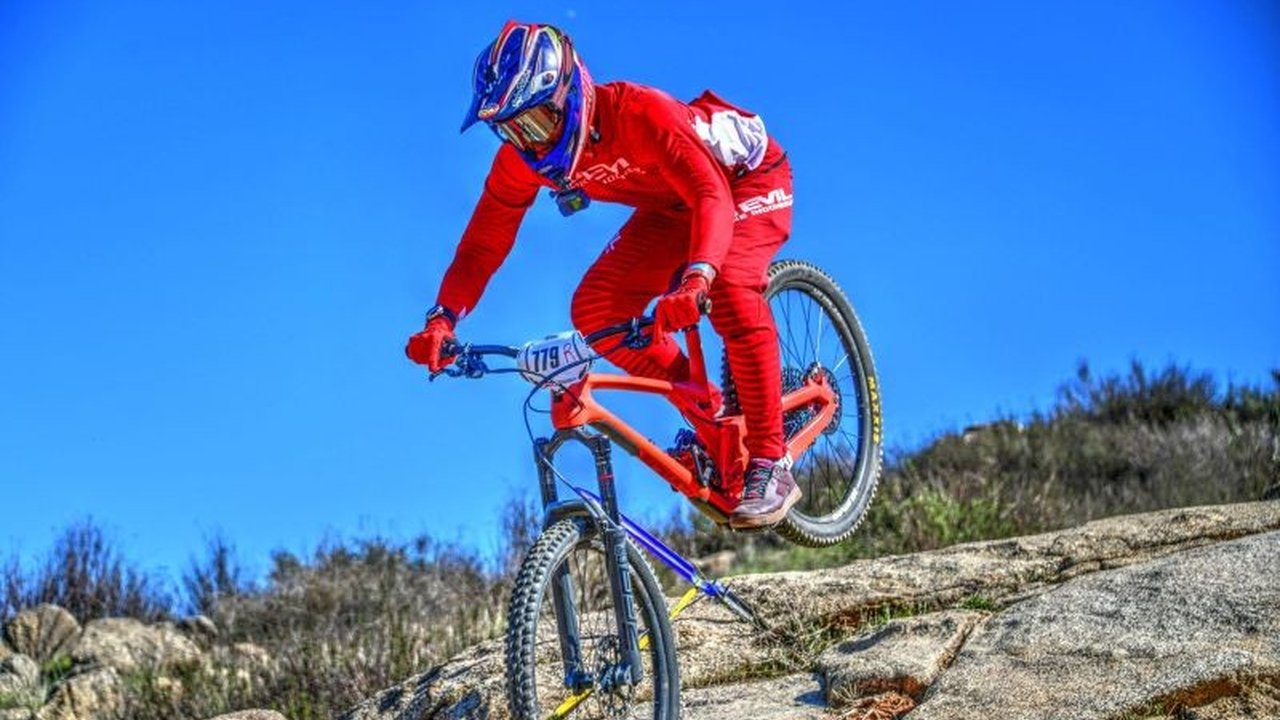 Pembalap sepeda downhill Indonesia, Feldani Effendy, raih juara umum Southridge Winter Series 2025 di Amerika Serikat, unggul atas pesaing dari AS.