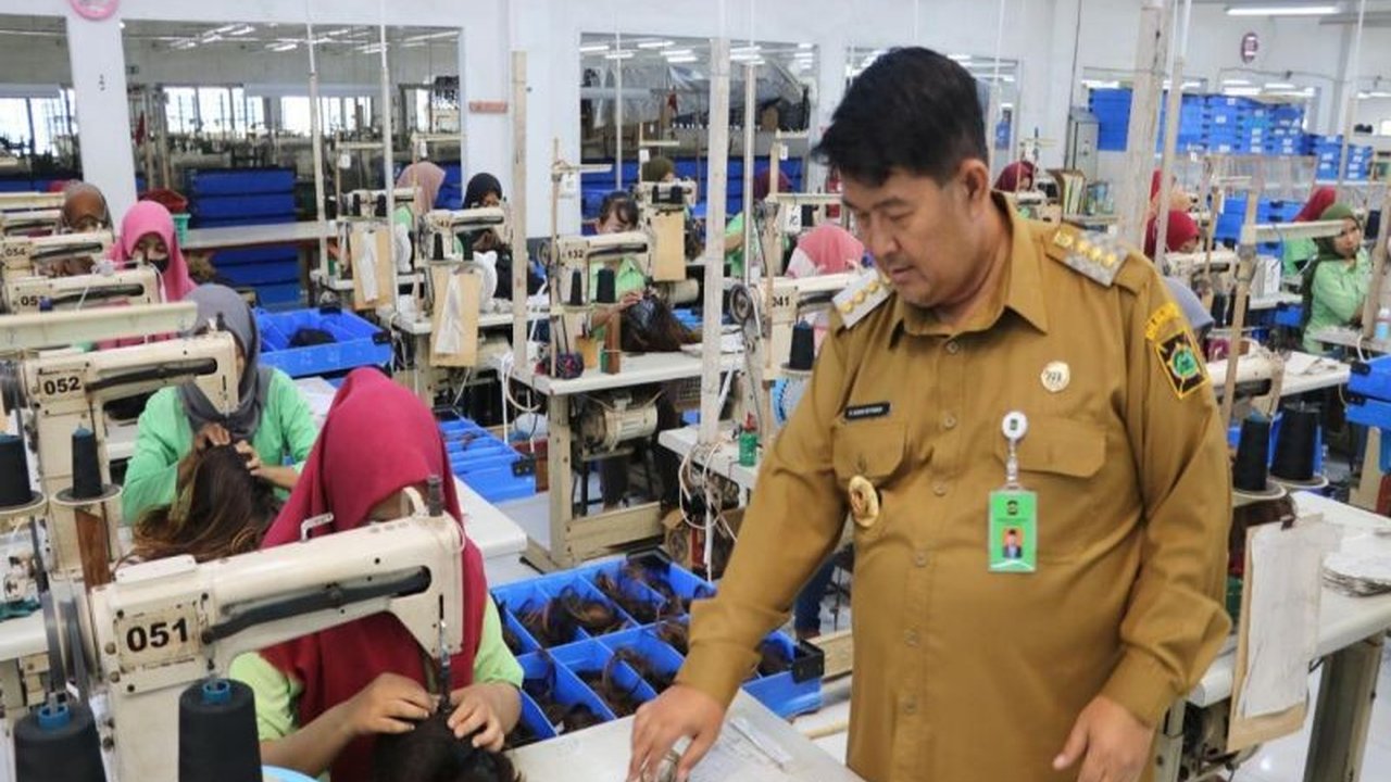 Bupati Kulon Progo, Agung Setyawan, secara langsung memantau penyaluran Tunjangan Hari Raya (THR) 2025 di beberapa perusahaan, memastikan hak karyawan terpenuhi sesuai peraturan.