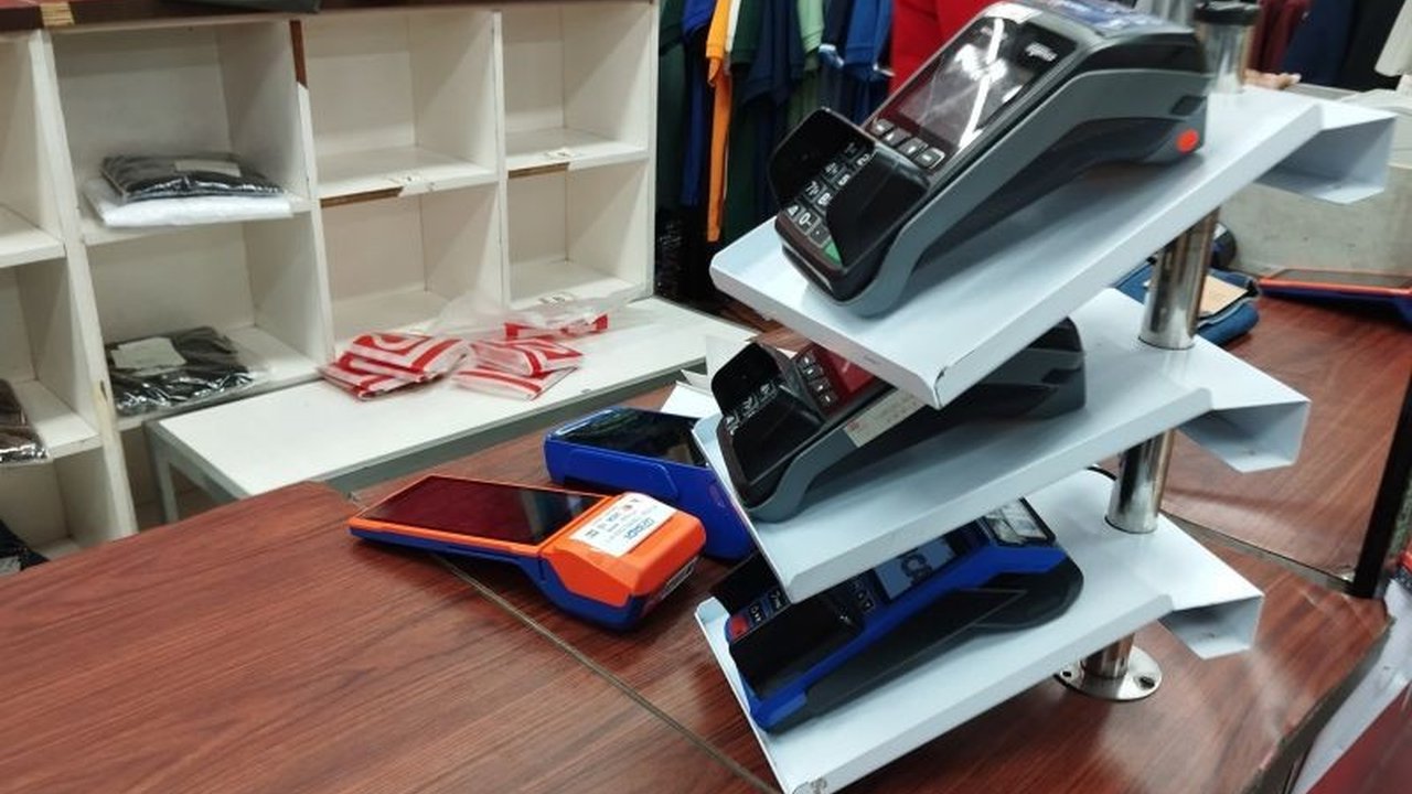 Jelang Lebaran 2025, transaksi digital diprediksi melonjak, namun peningkatan ini juga meningkatkan risiko kejahatan siber; edukasi, teknologi keamanan, dan kerja sama internasional menjadi kunci.