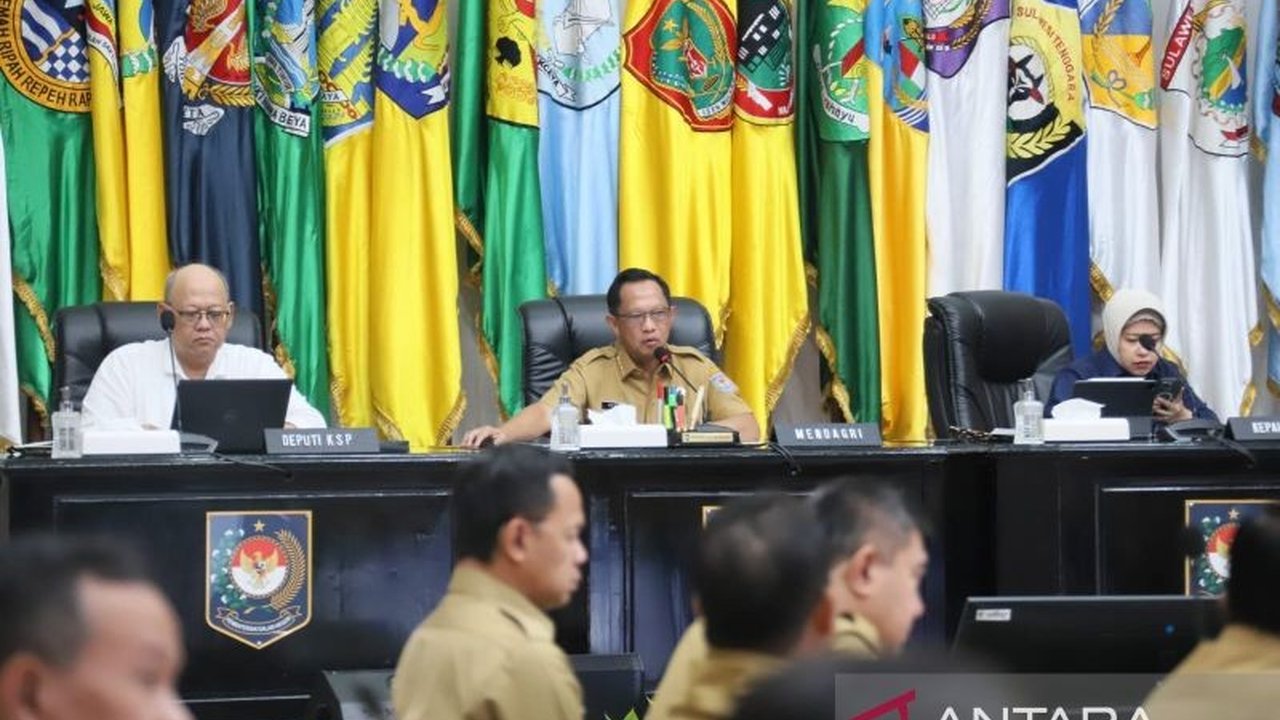 Mendagri Tito Karnavian mengumumkan pertumbuhan ekonomi Indonesia yang positif di angka 5,02 persen pada triwulan IV 2024, menempati peringkat tinggi di dunia dan G20, meskipun IHSG sempat mengalami penurunan.