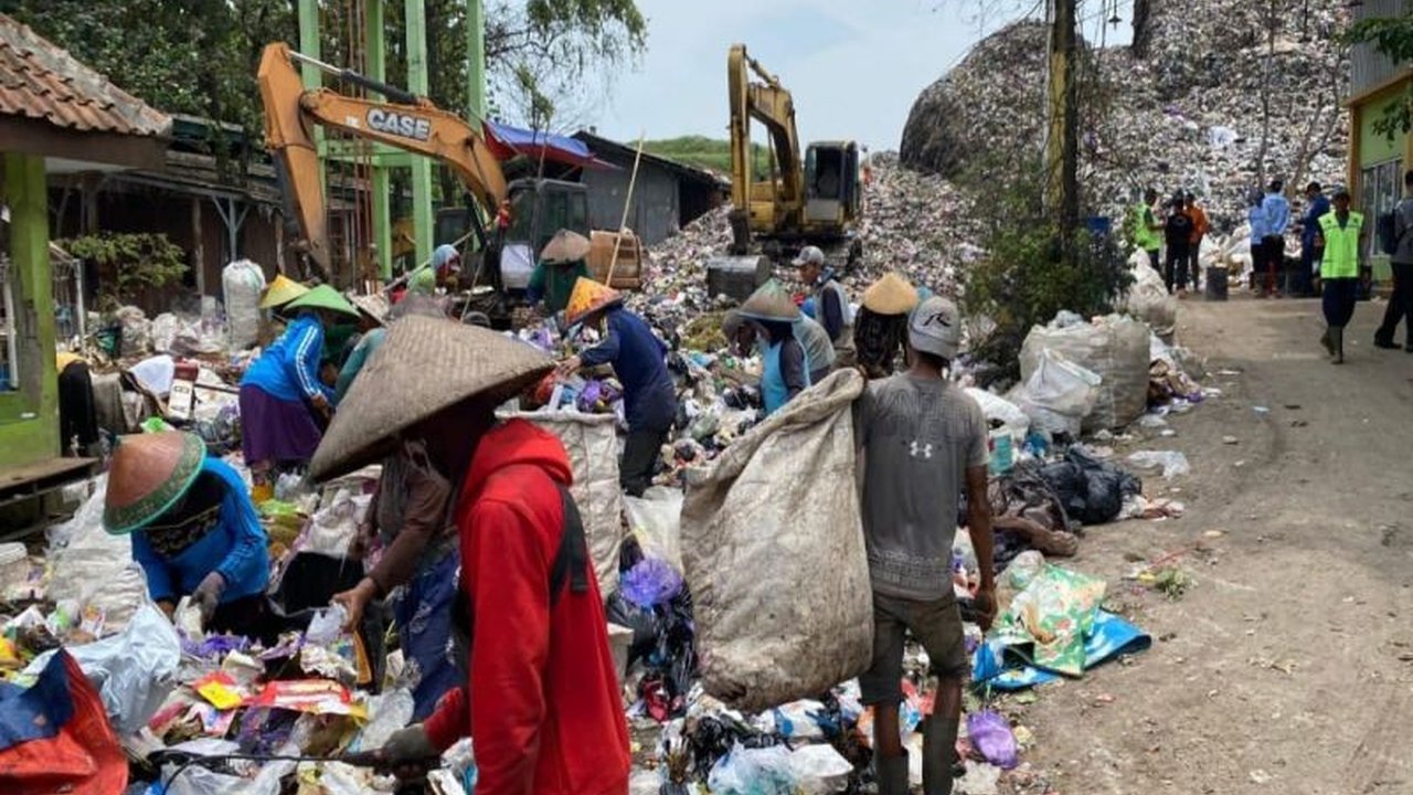 Pemerintah Kota Pekalongan bergerak cepat menangani darurat sampah setelah penutupan TPA Degayu dengan membentuk satgas dan mengoptimalkan TPST Kuripan Kertoharjo serta TPS3R, serta mengalokasikan anggaran semula untuk audio visual ke penanganan sampah.