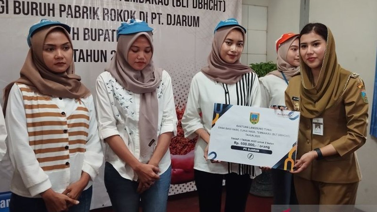 Pemkab Kudus menyalurkan BLT Rp600 ribu untuk 50.828 buruh rokok dari DBHCHT, tahap pertama telah diberikan, dan tahap kedua akan menyusul.