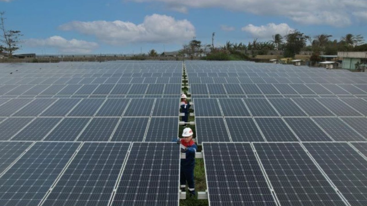Pertamina NRE membangun PLTS 2 kWp di Cilamaya, Jawa Barat, untuk membantu petani jamur meningkatkan produktivitas dan efisiensi biaya produksi melalui program Desa Energi Berdikari.