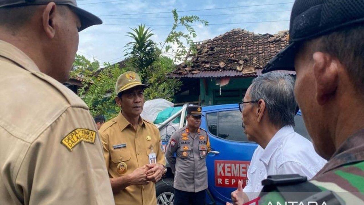 Pemerintah Kabupaten Batang menyalurkan bantuan logistik kepada 60 warga di dua desa yang terdampak angin kencang, termasuk kasur, selimut, dan bantuan perbaikan rumah.