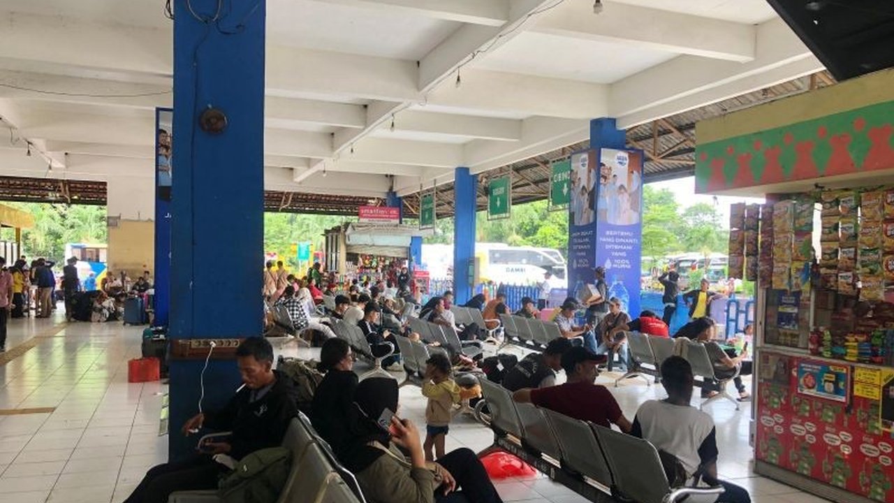 H-7 Lebaran 2025, Terminal Kampung Rambutan di Jakarta Timur dipadati pemudik dengan tujuan utama Sumatera, terutama Padang, mengalami peningkatan 20 persen dibandingkan hari biasa.