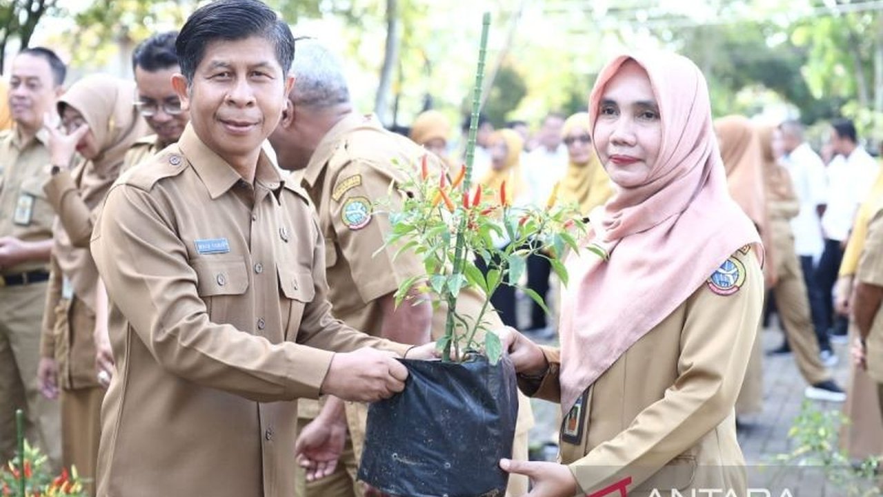 Pemerintah Kota Pontianak kembali meluncurkan gerakan tanam cabai untuk menekan inflasi, menjamin ketersediaan pangan, dan meningkatkan kesejahteraan petani, melibatkan ASN dan UPT.