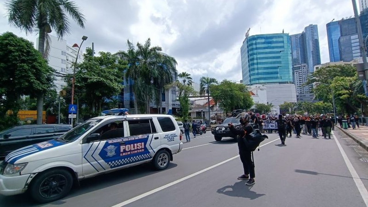 Ratusan warga Surabaya menggelar demonstrasi di depan Gedung Negara Grahadi untuk menyuarakan penolakan terhadap pengesahan Undang-Undang TNI yang dinilai kontroversial.