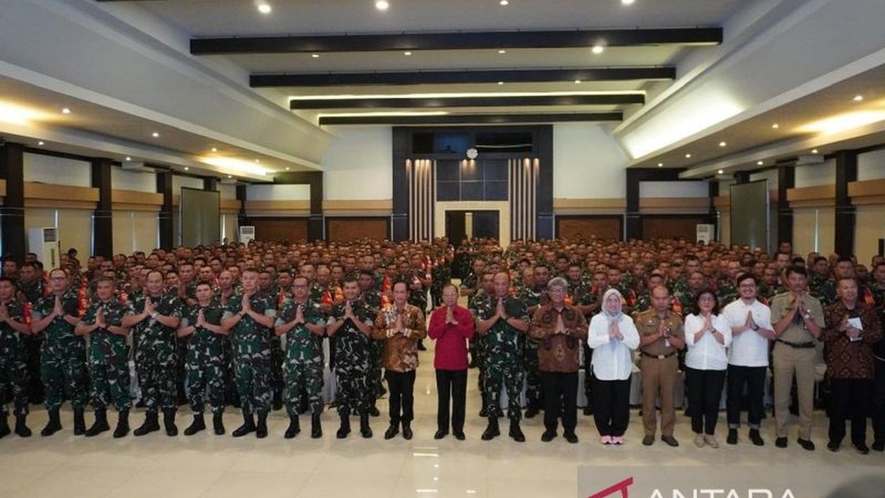 Gubernur Bali, I Wayan Koster, menggandeng TNI AD dalam skema pengelolaan sampah berbasis sumber di desa-desa wisata untuk menjaga keindahan Bali dan kenyamanan wisatawan.