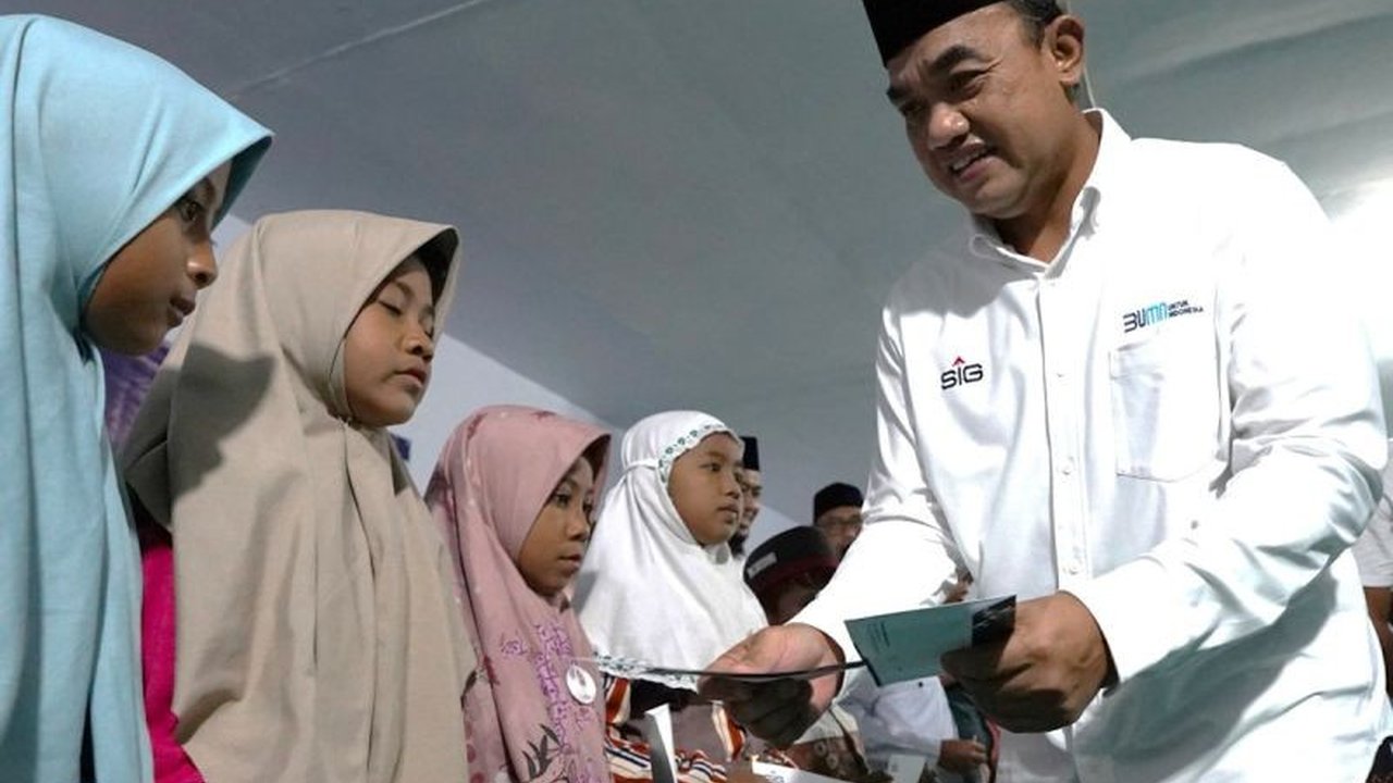 PT Semen Indonesia (Persero) Tbk (SIG) bersama Kementerian BUMN menggelar program 'Sobat Aksi Ramadhan' untuk meningkatkan kepedulian sosial dan kebersamaan di berbagai daerah di Indonesia.
