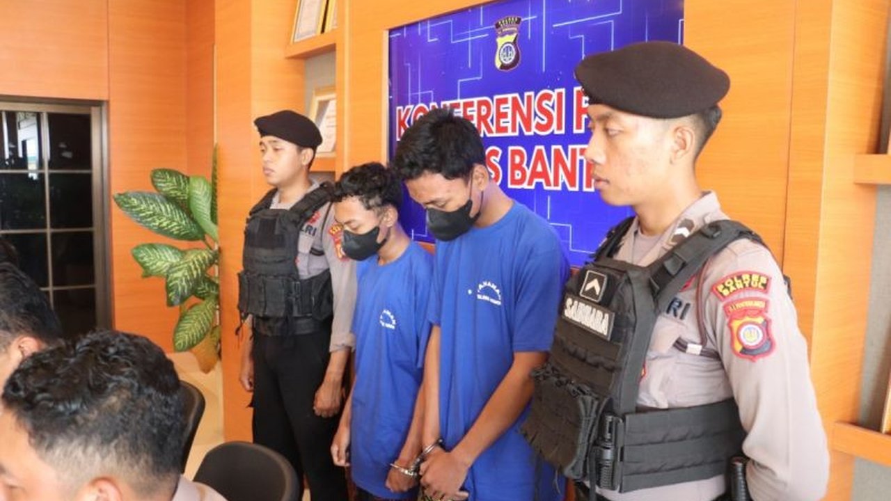 Polisi Bantul mengamankan dua tersangka penyalahgunaan bahan peledak di Sewon, Sleman, dengan barang bukti berupa bubuk petasan dan alat-alat pembuatannya.