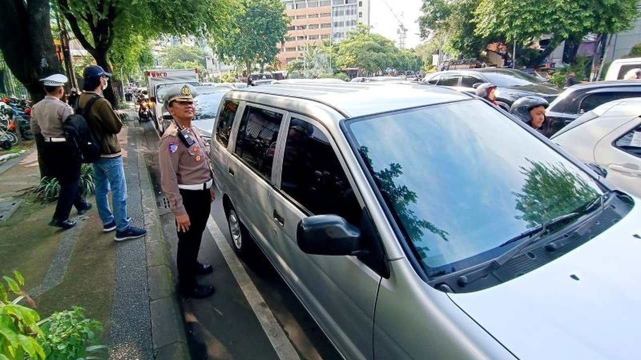 Penutupan Jalan Gubernur Suryo Surabaya akibat unjuk rasa UU TNI menyebabkan polisi melakukan pengalihan arus lalu lintas untuk mencegah kemacetan parah di pusat kota.