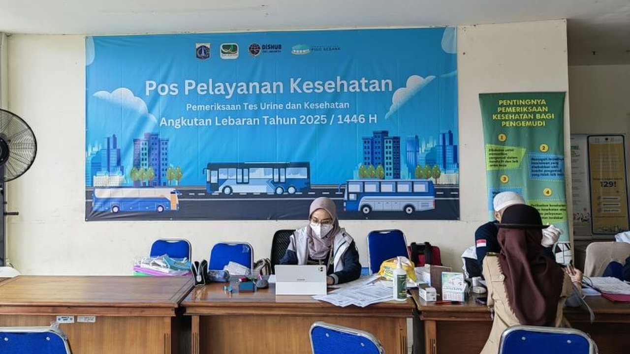 Terminal Pulo Gebang terapkan aturan wajib tes kesehatan bagi sopir dan kru bus AKAP sebelum keberangkatan untuk memastikan keselamatan dan keamanan perjalanan mudik Lebaran 2025.