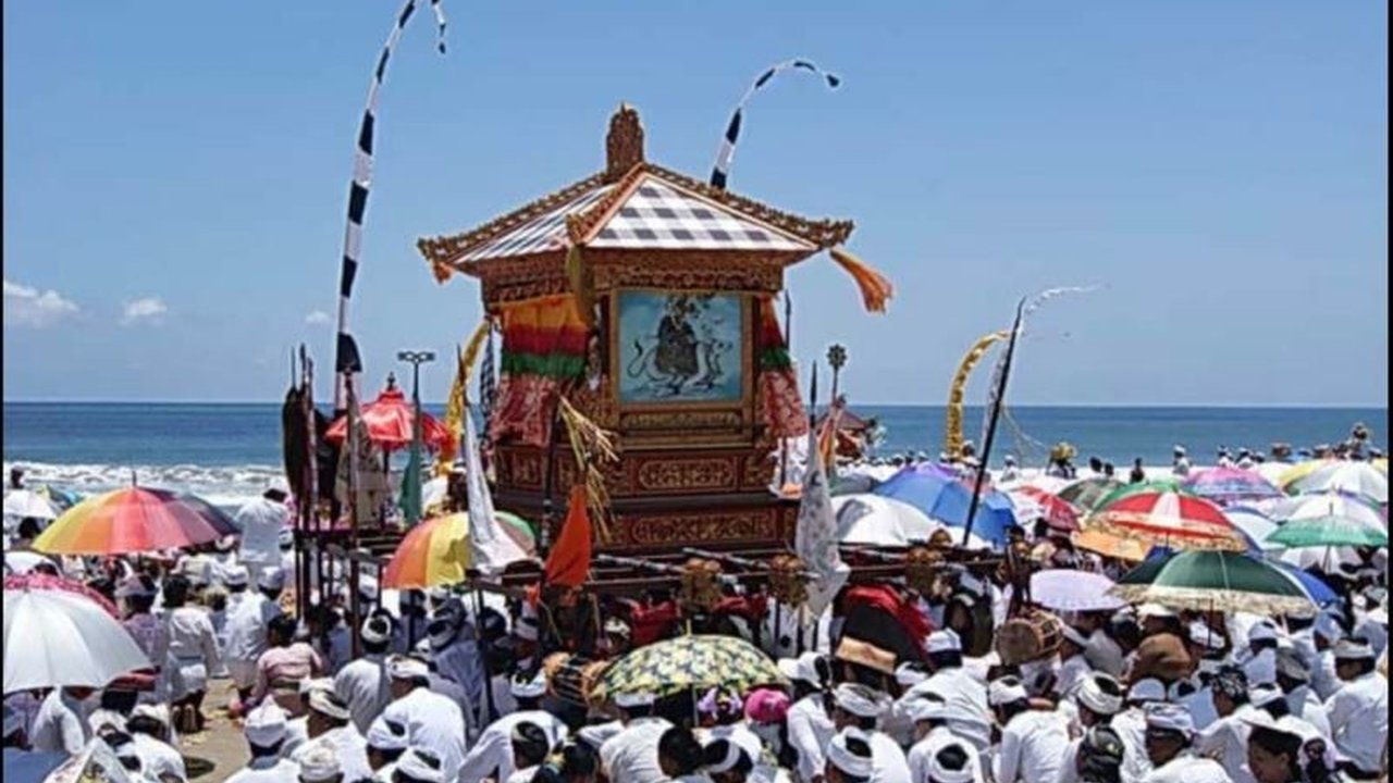 Ribuan umat Hindu Tengger di Lumajang melaksanakan upacara Melasti di Pantai Watu Pecak sebagai rangkaian Nyepi 1947, menyucikan diri dan alam semesta serta mempererat tali persaudaraan.